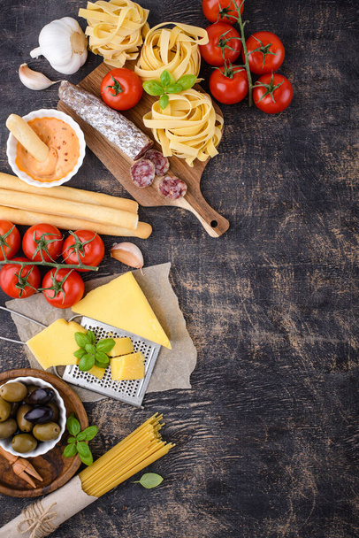 Italiaanse keuken keuken achtergrond met pasta - Foto, afbeelding