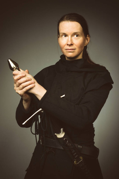 Medieval infantry armed woman dressed in classic gambeson  - Foto, imagen