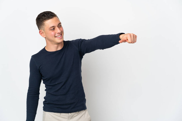 Jonge blanke man geïsoleerd op witte achtergrond geven van een duim omhoog gebaar - Foto, afbeelding