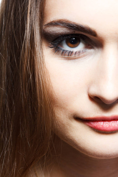 πορτραίτο ομορφιάς της ελκυστικής νεαρής γυναίκας που φοράει επαγγελματικό μακιγιάζ. εικόνα closeup - Φωτογραφία, εικόνα