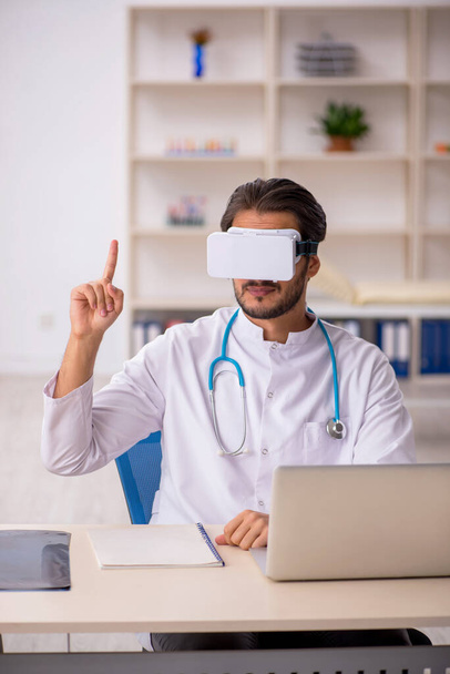 Giovane medico maschile con occhiali virtuali - Foto, immagini