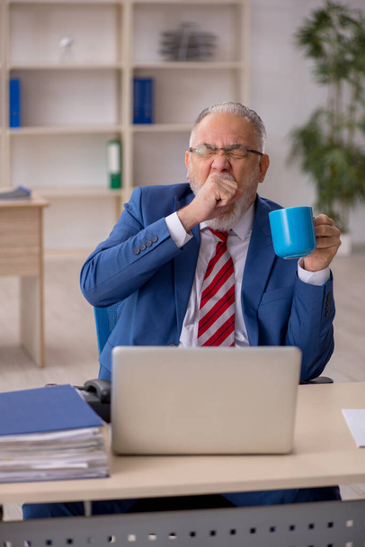 Stary pracownik pijący kawę podczas przerwy - Zdjęcie, obraz