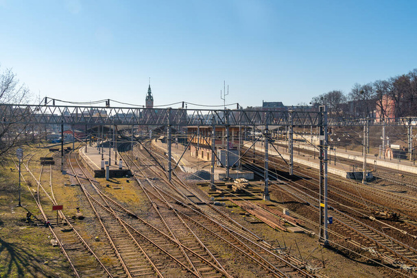 Tren istasyonunun, demiryolunun ve hattın manzarası. Gdansk, ulaşım - Fotoğraf, Görsel
