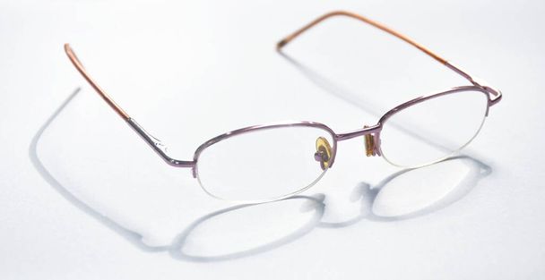  gafas de vista larga con sombra sobre fondo blanco - Foto, Imagen