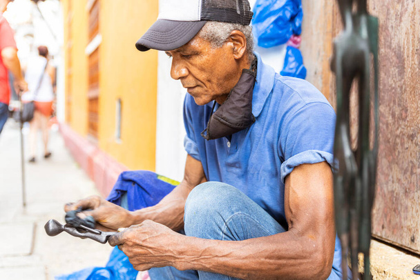 street artist σκαλίζοντας ξύλο και πουλώντας γλυπτά - Φωτογραφία, εικόνα