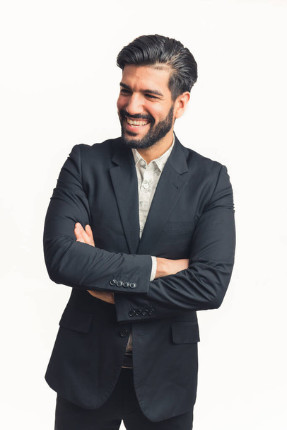 tiro vertical de um latino barbudo feliz e sorridente homem em um terno preto no fundo branco - Foto, Imagem