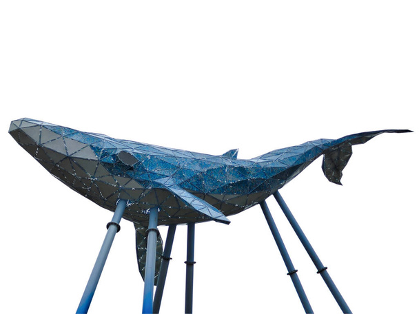 Stilizált díszített figura egy úszás kék bálna állványok egy fehér nyírás háttér nyírás - Fotó, kép