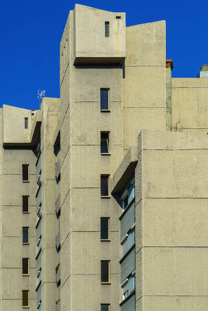 Edifício de concreto brutalista, um estilo arquitetônico que teve seu apogeu entre as décadas de 1950 e 1970. Em seus primórdios foi inspirado pelo trabalho do arquiteto suíço Le Corbusier. - Foto, Imagem