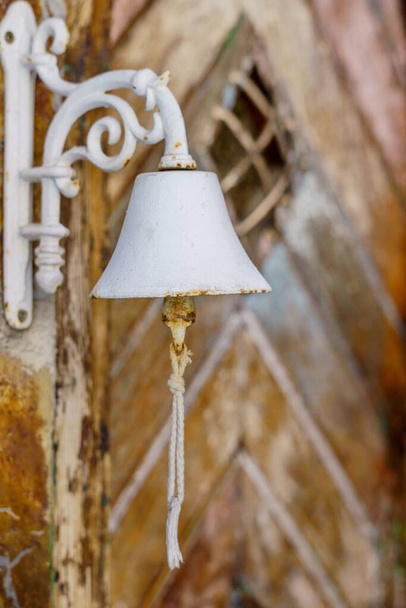 Білий дзвін для сільського дерев'яного стукача дверей
 - Фото, зображення