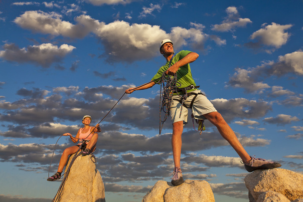 Man en vrouw team te klimmen op de top. - Foto, afbeelding