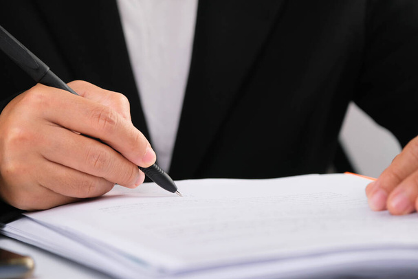 Großaufnahme der Hände der Geschäftsfrau beim Schreiben von Geschäftsdokumenten am Arbeitsplatz. - Foto, Bild