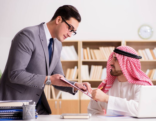 Vielfältiges Geschäftskonzept mit arabischem Geschäftsmann - Foto, Bild