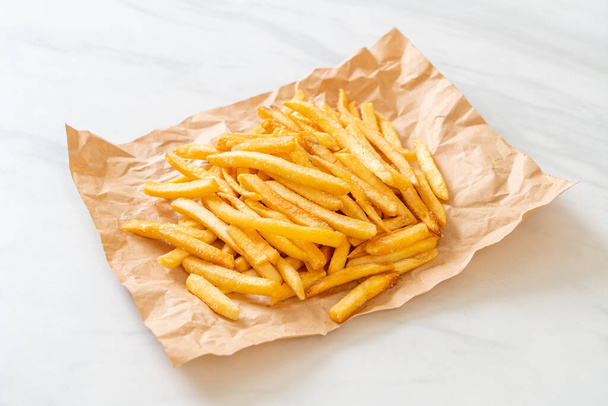 Frytki lub chipsy ziemniaczane z kwaśną śmietaną i ketchupem - Zdjęcie, obraz