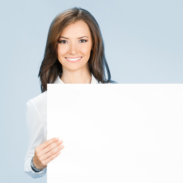 Businesswoman showing signboard, over blue - Фото, зображення