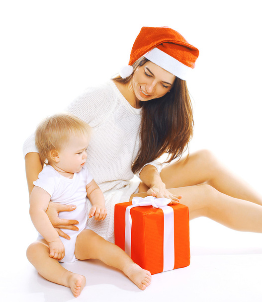 Christmas and people concept - happy mother in santa hat and chi - Foto, immagini