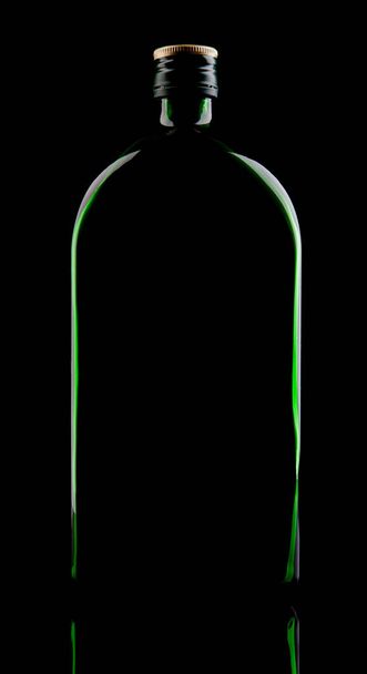 green bottle of alchogolic beverage  - Фото, изображение