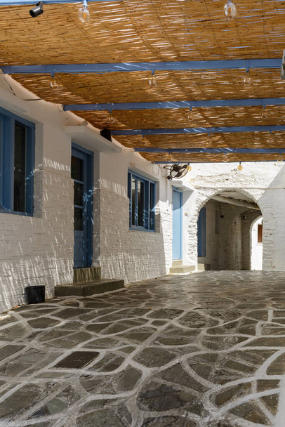 Вулиця в старому місті Хора, столиці острова Йос. Традиційна кікладська архітектура. Греція - Фото, зображення