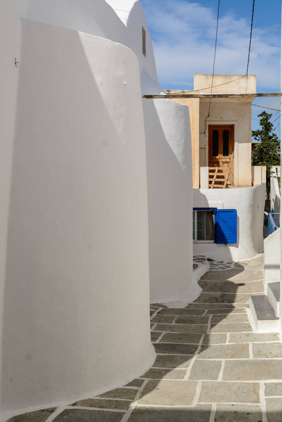 Een straat in de oude stad Chora, de hoofdstad van het eiland Ios. Traditionele Cycladische architectuur. Griekenland - Foto, afbeelding