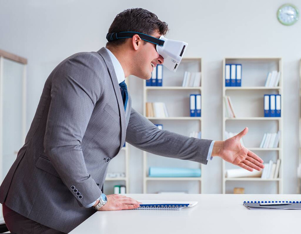 Biznesmen w okularach wirtualnej rzeczywistości w biurze - Zdjęcie, obraz
