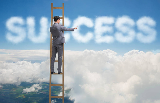 Бизнесмен добивается успеха с карьерной лестницей - Фото, изображение