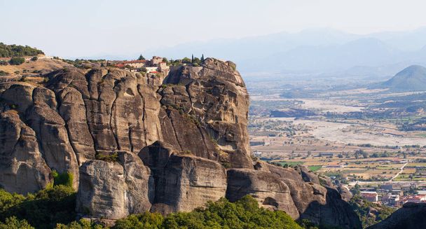 Kalampaka town with Metora cliffs and monastery, Greece. - Φωτογραφία, εικόνα