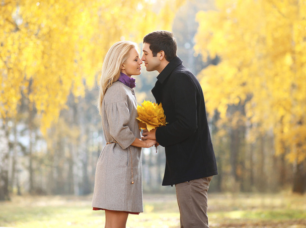 Autumn, love, relationships and people concept - pretty young co - Foto, Imagem