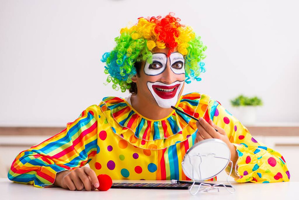 clown maschio preparazione per la perfomance a casa
 - Foto, immagini