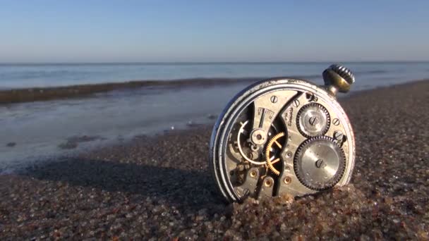 Pojęcie czasu i morze - kieszeń vintage zegar na morze piasek plaża - Materiał filmowy, wideo