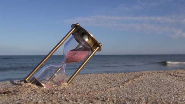 海の砂浜にクロックの真鍮古代砂時計砂時計 - 映像、動画