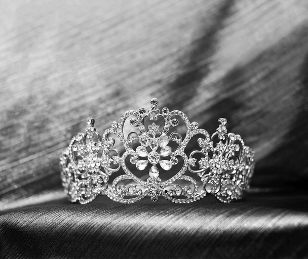 Корона, черно-белая, винтажный стиль для короля и королевы. Символ власти. - Фото, изображение