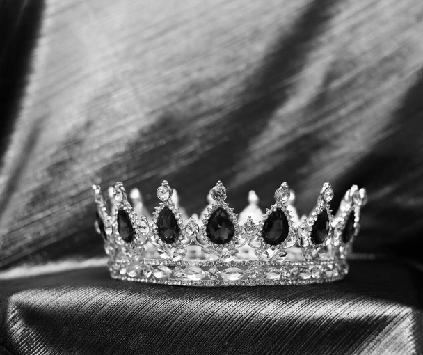 Corona, blanco y negro, estilo vintage para rey y reina. Símbolo de autoridad. - Foto, imagen