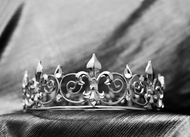 Królewska złota korona z elementami fleur de lys.Królewska złota korona z kryształami, diamentami. Czarno-białe, vintage stylu. - Zdjęcie, obraz