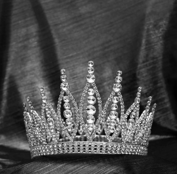 Королевская золотая корона с кристаллами, алмазами. Черно-белый, винтажный стиль. - Фото, изображение