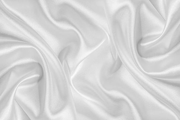 Primer plano de tela de seda blanca ondulada
. - Foto, Imagen