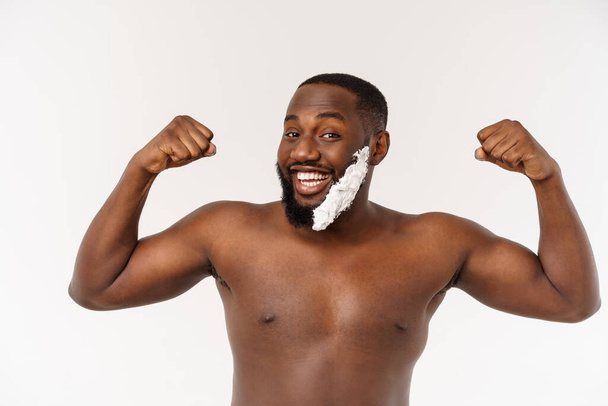 Giovane afro americano uomo rasatura in bagno. Routine mattutina personale. Igiene al concetto di mattina
. - Foto, immagini
