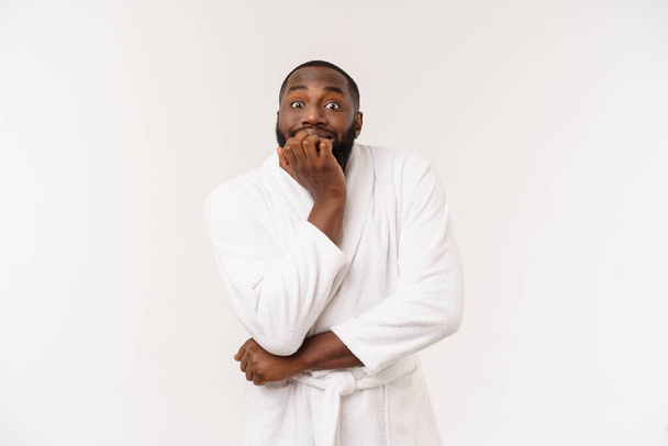 Homem afro-americano vestindo um roupão de banho com surpresa e emoção feliz. Isolado sobre fundo whtie - Foto, Imagem