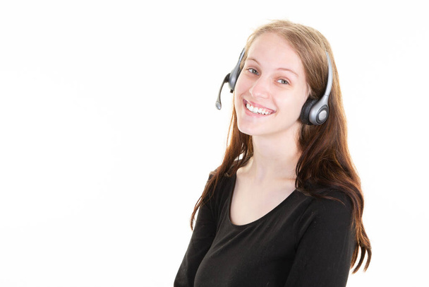 gelukkig blond vrouw over geïsoleerde witte achtergrond werken callcenter bureau met headset telefoon - Foto, afbeelding