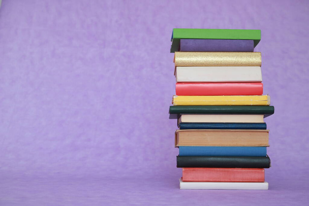 pile de livres sur une violette  - Photo, image