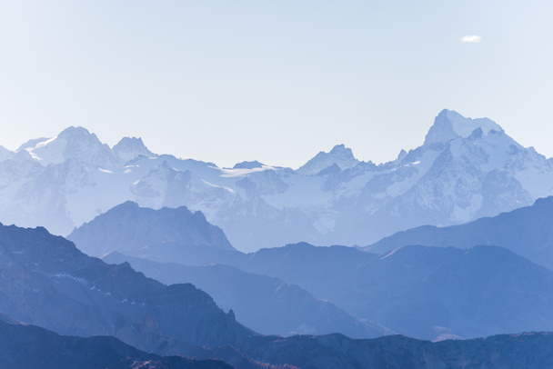 Azul tonificado silhueta alta montanha
 - Foto, Imagem