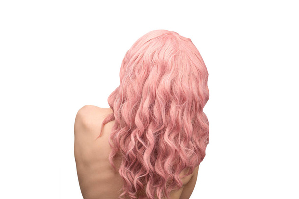 Kobieta z różowymi i kręconymi włosami. Kobieta w izolacji..  - Zdjęcie, obraz
