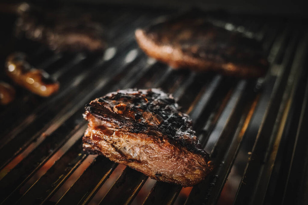 Nice chunks of beef on a charcoal grill - Zdjęcie, obraz