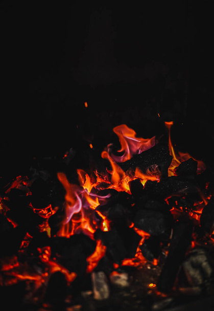 Imagen de carbones quemados en una parrilla de restaurante - Foto, imagen