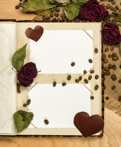 album fotografico e rose rosse secche su semi di caffè
 - Foto, immagini