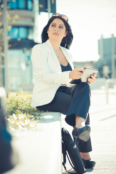 güzel uzun siyah saçları şık iş kadını tablet kullanma - Fotoğraf, Görsel