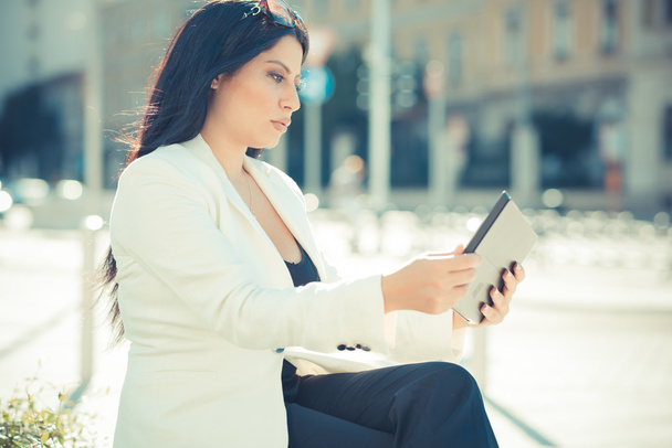 szép hosszú fekete haj elegáns üzleti nő segítségével tabletta - Fotó, kép