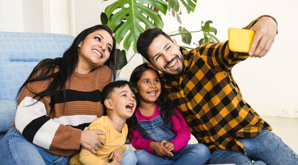 Mutlu İspanyol ailesi evde akıllı telefonuyla fotoğraf çekiyor. - Fotoğraf, Görsel