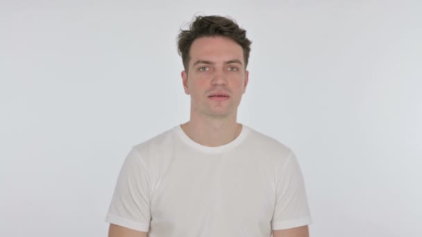 Junger Mann schüttelt den Kopf als Ja-Zeichen auf weißem Hintergrund  - Filmmaterial, Video