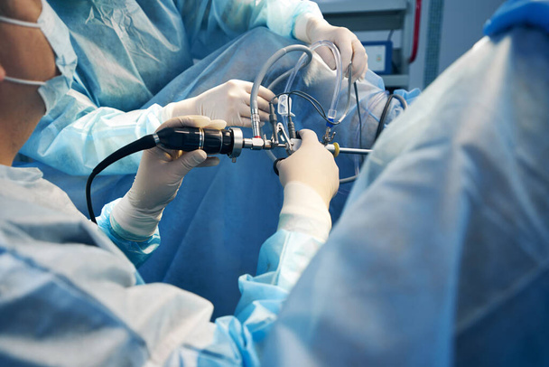 手術中の腹腔鏡機器を規制する外科専門医 - 写真・画像