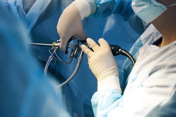 Laparoszkópos berendezést tartó sebész keze minimálisan invazív műtéthez - Fotó, kép