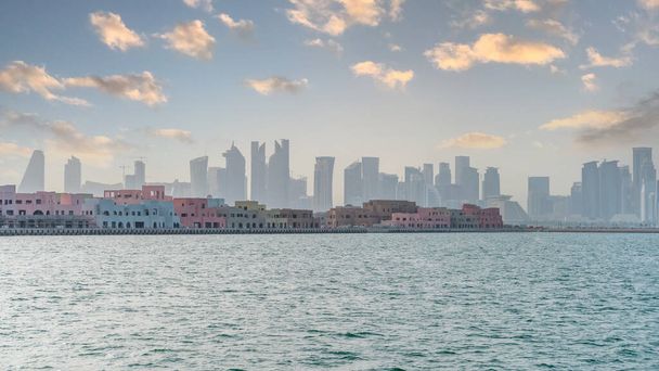 horizonte de Doha con muchas torres durante un día de verano. - Foto, imagen